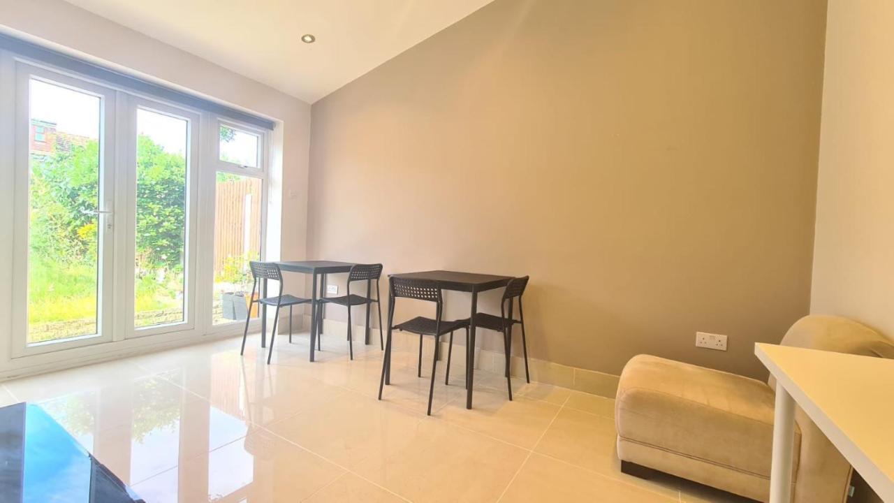 Cosy Room In East Ham London Bagian luar foto